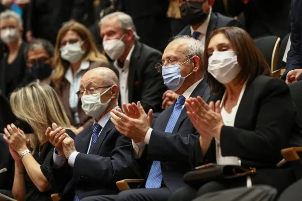 Kur operasyonu sonrası hortlayan Ahmet Necdet Sezer CHP etkinliğinde! Kemal Kılıçdaroğlu'nun dibinden ayrılmıyor-3