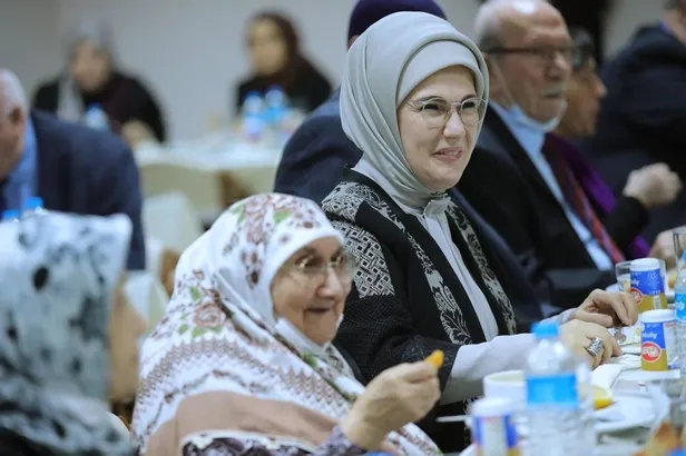 emine-erdogan-ankarada-bulunan-seyranbaglari-huzurevi-sakinleriyle-iftarda-bulustu-1650399153214.jpeg Emine Erdoğan Seyranbağları Huzurevi Yaşlı Bakım ve Rehabilitasyon Merkezi'nin sakinleriyle iftar yaptı-2