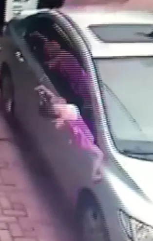 Mucize kurtuluş! Üçüncü kattan düşen çocuk...