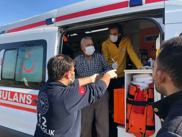 mucize-kurtulus-takla-atan-otomobilden-burnu-bile-kanamadan-cikti-1609250160959.jpg Mucize kurtuluş! Takla atan otomobilden burnu bile kanamadan çıktı-4