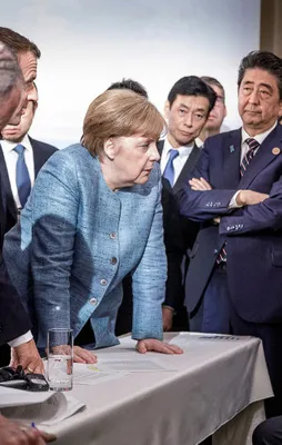 Trump Merkel'e şeker fırlatmış
