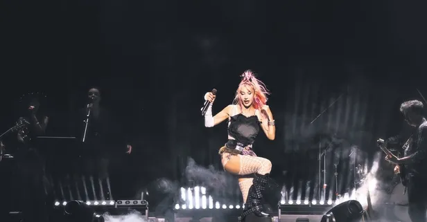 Hande Yener'den sıra dışı sahne! Tarzı ve performansıyla geceye damga vurdu