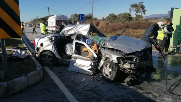 antalyada-tir-ile-otomobil-carpisti-2-olu-1-yarali-1643982065080.jpg Antalya'da tır ile otomobil çarpıştı! 2 ölü 1 yaralı-3