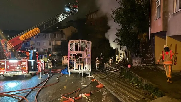 uskudarda-korku-dolu-gece-alevler-bir-anda-yukseldi-1670046886626.jpeg