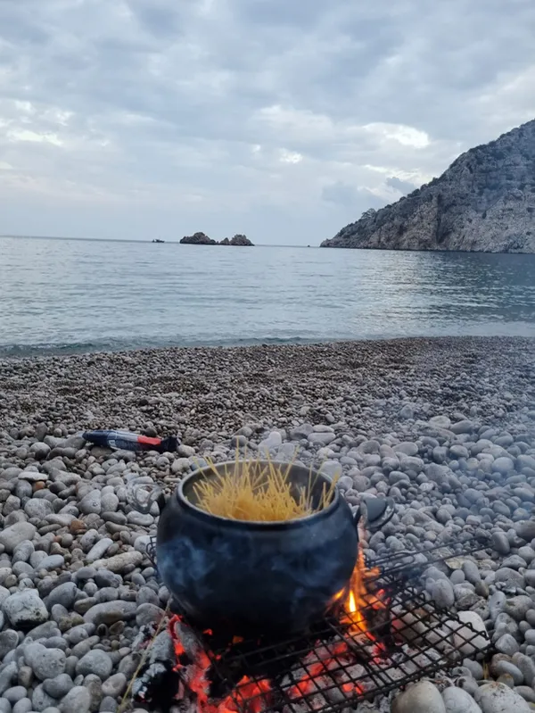 antalyada-haber-spikeri-hazal-bozkurtun-da-oldugu-tekne-denizde-alabora-oldu-deniz-suyunda-makarna-yaparak-hay-1666273368792.jpg Antalya'da haber spikeri Hazal Bozkurt'un da olduğu tekne denizde alabora oldu! Deniz suyunda makarna yaparak hayata tutundular-2