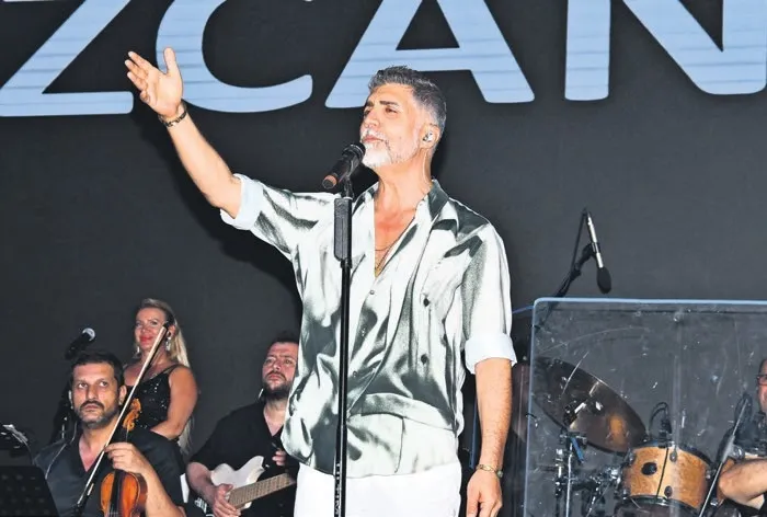 Özcan Deniz sahneden sitem etti