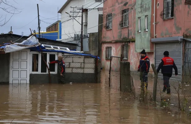 Adana'da sağanak yağış hayatı kabusa çevirdi! Araçlar yolda kaldı, evleri su bastı-5