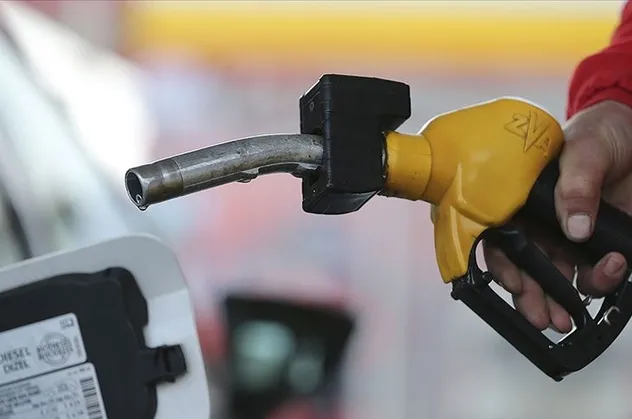 Pompada çifte indirim! Benzin ve motorin fiyatları ucuzlayacak