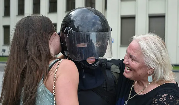 belarus-cumhurbaskani-aleksandr-lukasenko-kendisini-protesto-edenleri-sukunete-cagirdi-1597429045348.jpg Belarus Cumhurbaşkanı Aleksandr Lukaşenko: Durmanız, başınızı iki elinizin arasına alarak sakinleşmeniz lazım-2