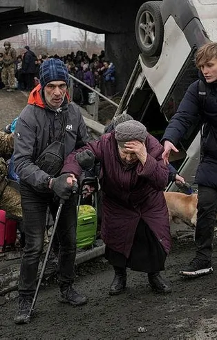 Kadın, çocuk, yaşlı... Kiev'deki tahliye koridorlarından sivillerin geçişi devam ediyor! Araçlarda dikkat çeken yazı