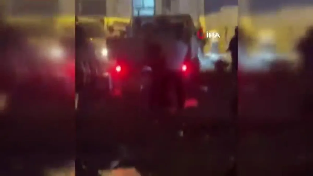 Avcılar'da bir şahıs kına gecesine aracıyla böyle daldı