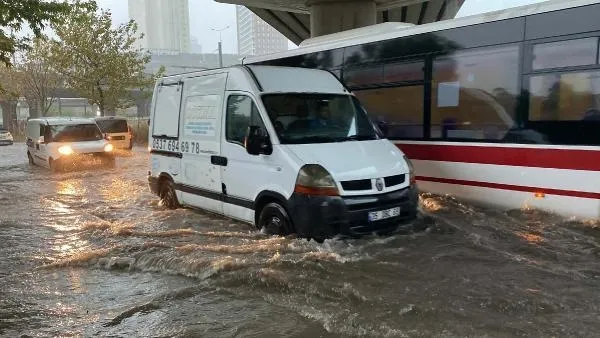 İzmir'de sağanak: Cadde ve sokaklar göle döndü!-6