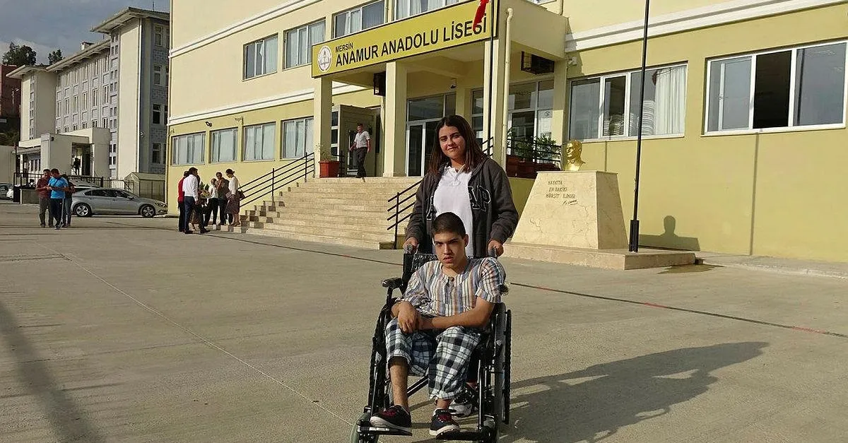 250 Bin Mavi Kapakla Okul Arkadasina Tekerlekli Sandalye Aldi Takvim