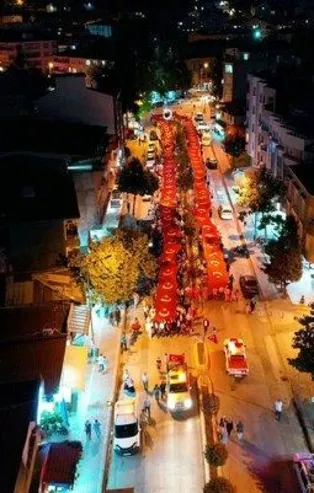 Yalova Altınova'da yüzlerce kişi 15 Temmuz'a özel 600 metrelik Türk Bayrağı taşıdı