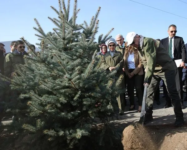 cumhuriyet-tarihinin-rekoru-kirildi-19-yilda-65-milyar-fidan-toprakla-bulustu-1691209798682.jpeg Cumhuriyet tarihinin rekoru kırıldı: 19 yılda 6.5 milyar fidan toprakla buluştu-2