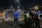 Galata Köprüsü’nde akılalmaz kaza! Park halindeki araçlara vuran hafif ticari araç yan yattı: 2 yaralı