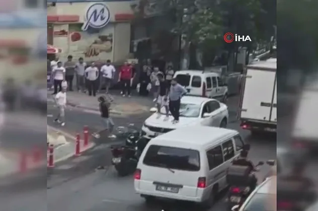 Motosikletle önünü kesip öldüresiye dövdüler! Hınçlarını alamayınca araca da taşla saldırdılar