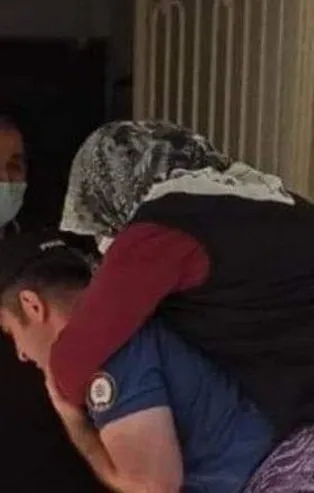 Tokat Emniyet Müdürlüğü'nde görevli polis, ayağı kırılan kadını sırtında taşıdı! "Hep yanınızdayız ve emrinizdeyiz"