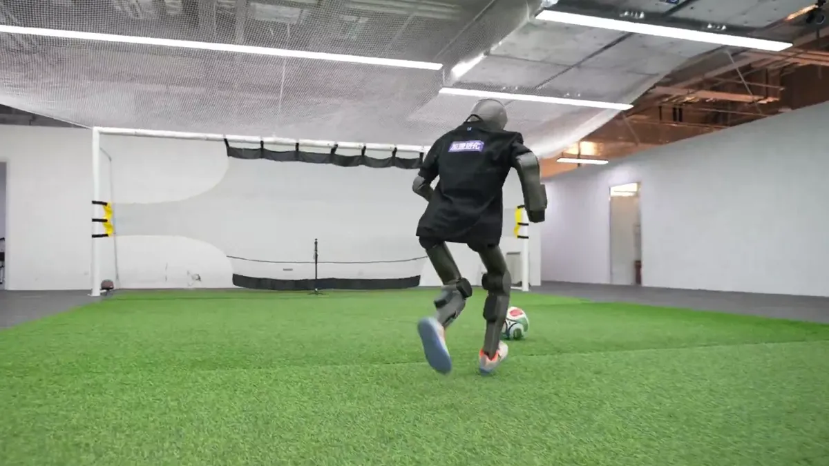 İnsansı robot öyle sert şut çekti ki top duvarı deldi