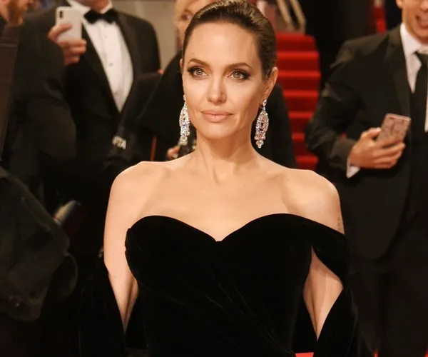 Angelina Jolie’nin yeni sevgilisi mi var?-2