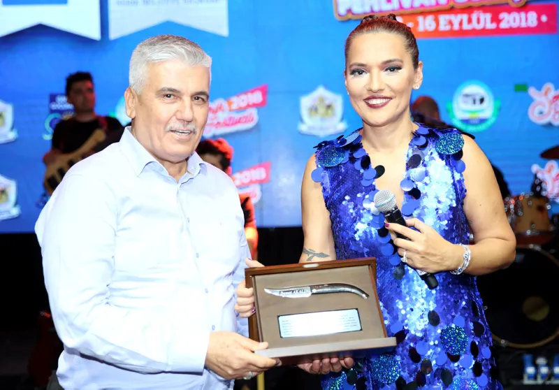 Demet Akalın boşanmanın ardından ilk konserini verdi!Bir detay dikkatlerden kaçmadı - 2