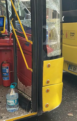 Kağıthane'de İETT şoförü iki otobüs arasında sıkıştı!