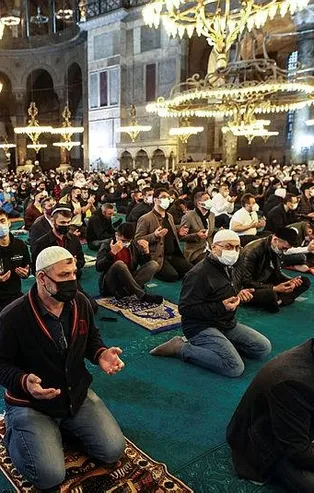 "Fethin sembolü" Ayasofya-i Kebir Camii'nde 88 yıl sonra ilk teravih namazı kılınacak! Osmanlı'nın kadim geleneği Enderun teravih yaşatılacak