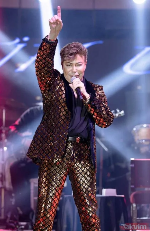 Fatih Ürek son yolculuğuna uğurlanıyor: Sevenleri tabutunun başında gözyaşlarına boğuldu - 12