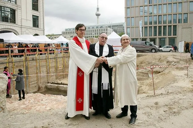 Almanya'da skandal olay! FETÖ'nün yeni projesi devrede: Kilise, sinagog ve cami tek çatı altında