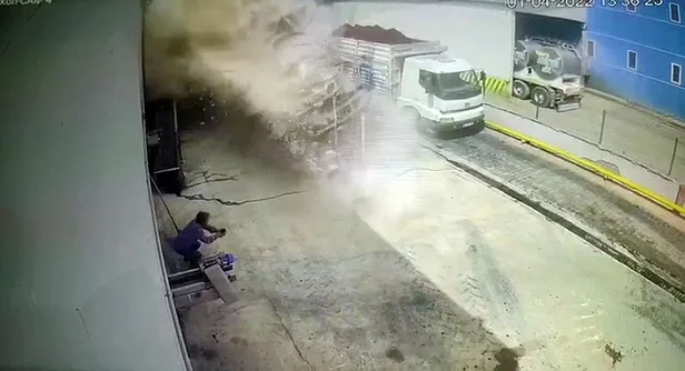 ortalik-savas-alanina-dondu-meyve-suyu-fabrikasindaki-buhar-kazaninin-patlama-ani-kamerada-1648913925257.jpeg Ortalık savaş alanına döndü! Meyve suyu fabrikasındaki buhar kazanının patlama anı kamerada-2