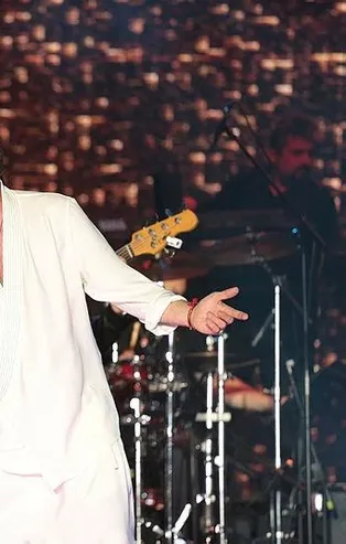 Murat Dalkılıç eski sevgilisi Sitare Akbaş'ı çabuk unuttu! Ünlü şarkıcı Çağla Boz'la bir mekandan çıkarken yakalandı