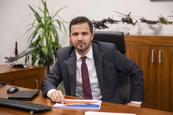 tusas-turk-havacilik-ve-uzay-sanayii-kurumsal-pazarlama-ve-iletisim-baskani-serdar-demir-trafik-kazasinda-hayatini-kaybetti-1636891096485.jpg TUSAŞ (Türk Havacılık ve Uzay Sanayii) Kurumsal Pazarlama ve İletişim Başkanı Serdar Demir trafik kazasında hayatını kaybetti-3