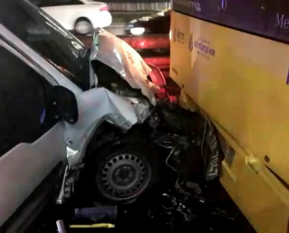 Metrobüs yolunda kaza!