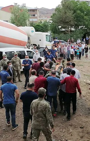 SON DAKİKA! Erzurum'da cami inşaatında çökme! 3 işçi yaralandı