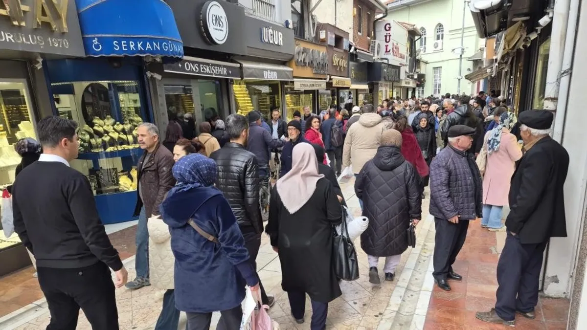 Altın düşer düşmez akın ettiler: Kuyumcularda çeyrek ve gram stokları tükenme noktasında