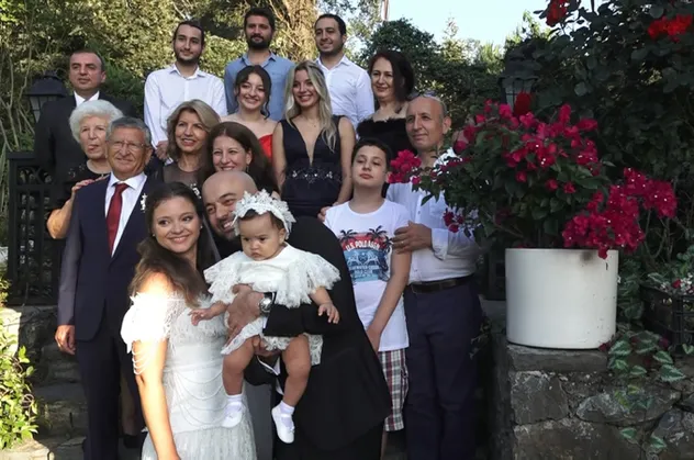 Koronavirüs nedeniyle ertelemişlerdi! Doktor çift 8 aylık bebekleriyle düğün yaptılar