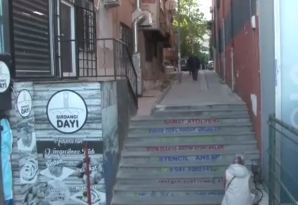 Küçükçekmece’de akılalmaz görüntü kamerada: Otomobille merdivenden indi!-4