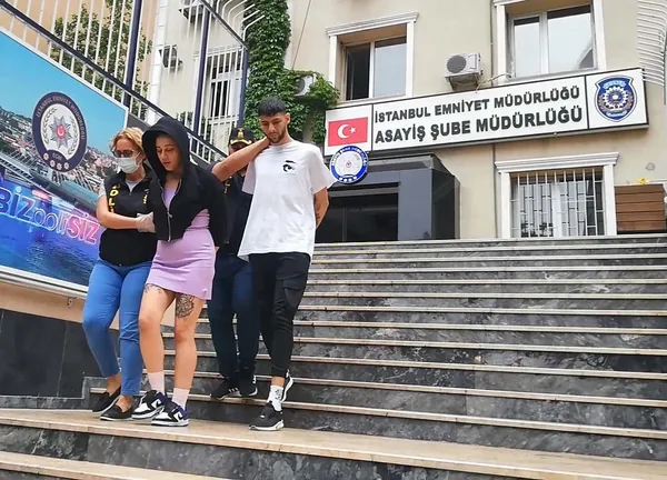 kagithanede-iranli-isadaminin-500-bin-liralik-ziynet-esyasi-ve-1000-dolarini-calan-mini-etekli-hirsiz-dovmesin-1655126729410.jpg Kağıthane'de İranlı işadamının 500 bin liralık ziynet eşyası ve 1000 dolarını çalan mini etekli hırsız dövmesinden tanınarak yakalandı-3