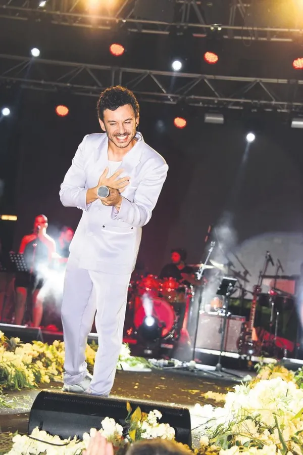 yas-problemi-1690142876378.jpeg Güzel oyuncu Mine Tugay yıllara meydan okuyor! Havuz başında paylaştığı fotoğrafa takipçileri sessiz kalamadı: "Abla niye yaşlanmıyorsun?"-3