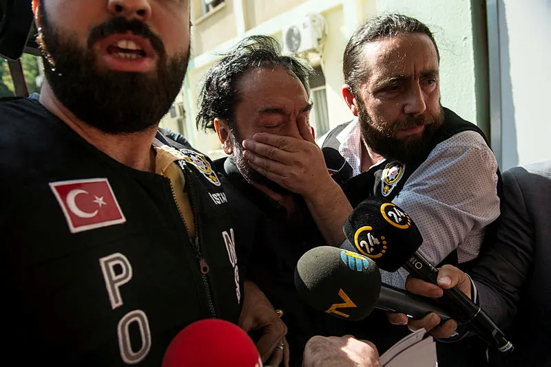 Adnan Oktar'ın evinden çıktı polisler şaşkına döndü - 2