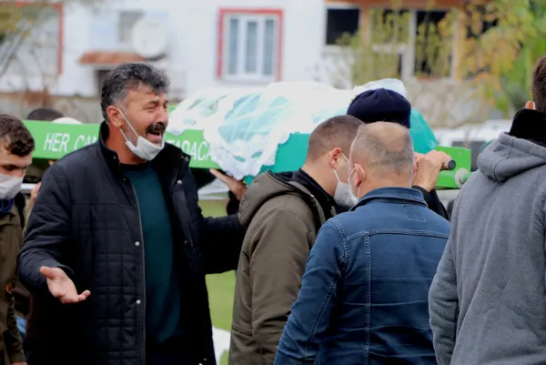 kpssye-hazirlaniyordu-ip-atlarken-hayatini-kaybeden-genc-kiz-topraga-verildi-1605089340399.jpg KPSS'ye hazırlanıyordu! İp atlarken hayatını kaybeden genç kız toprağa verildi-5