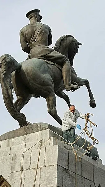 TBMM Başkanı Şentop'tan Atatürk heykeline ve Adalet Anıtı'na saldırıya kınama-1