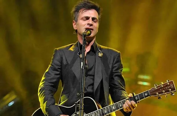 linc-kafalilarin-son-hedefi-teoman-sarkisini-necip-fazila-adadi-kaos-lobisi-saldirdi-1692600192999.jpeg Sözde aydın ve sanatçılardan Teoman'a itibar suikastı! Şarkısını Necip Fazıl'a adadı diye hedef oldu