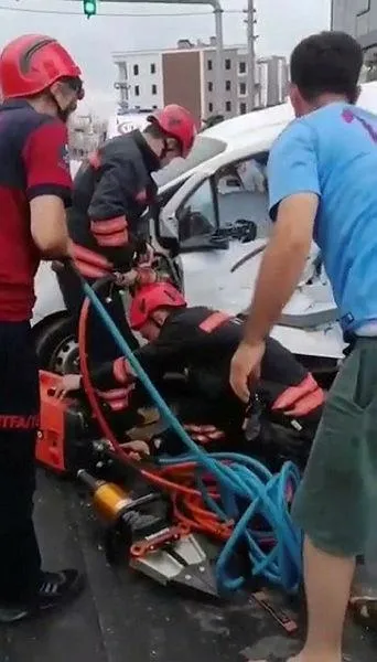 deli-bal-bu-kez-otobus-soforunu-carpti-trabzonda-kaza-kamerada-1660843612338.jpeg Deli bal bu kez otobüs şoförünü çarptı! Trabzon'da kaza kamerada...-2