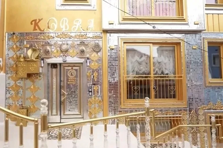 kobra-murata-harac-tehdidi-evini-kelesle-tarariz-dediler-1789735108670.jpeg Ünlü şarkıcı Kobra Murat'a kan donduran tehdit! "Evini yakarız, torununu kaçırırız"-4