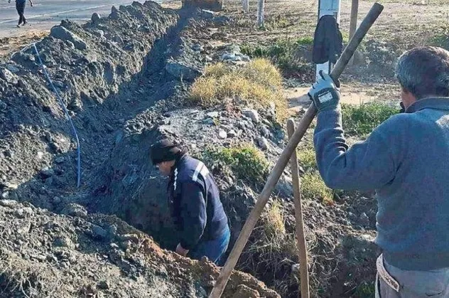 İzmir'de şehit babasına İZSU’dan su yok: 2 kilometre öteden hortumla su getirmek zorunda kaldı