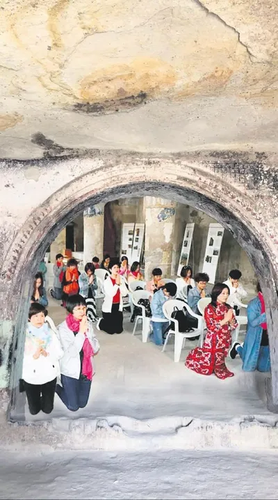 Kapadokya’daki Çinliler kiliselere koşup Corona virüsü duasına başladı!-1