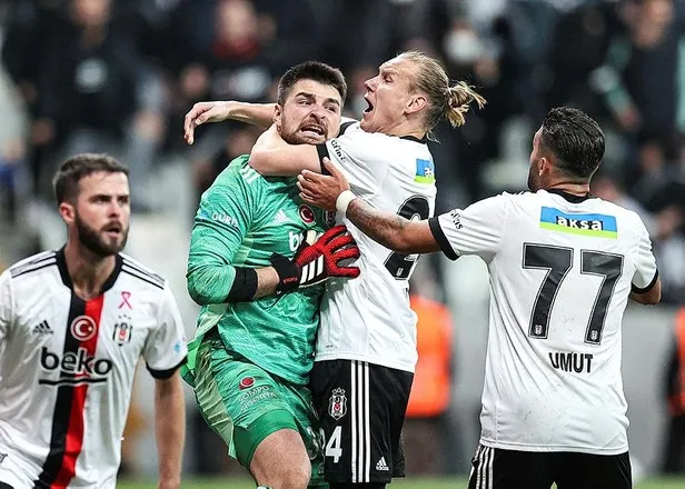 erman-toroglundan-galatasaraya-larin-elestirisi-arka-direge-nasil-onlem-almazsin-1635196706975.jpeg Erman Toroğlu'ndan Galatasaray'a 'Larin' eleştirisi: "Arka direğe nasıl önlem almazsın"-3