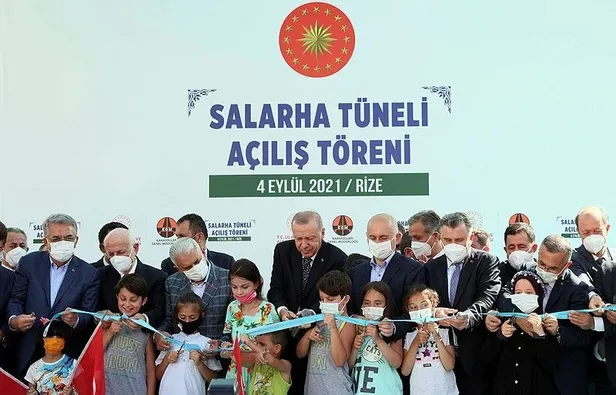 11-yasindaki-fatma-zehra-baskan-erdoganin-yanina-gecebilmek-icin-goz-yaslarini-tutamadi-1630782711014.jpeg 11 yaşındaki Fatma Zehra Başkan Erdoğan’ın yanına geçebilmek için göz yaşlarını tutamadı: Çok duygulandım-1