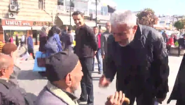 Diyarbakırlı vatandaştan HDP’lilere tepki: HDP broşürünü yere atıp kovdu
